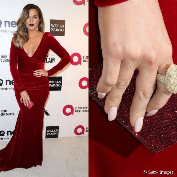 Khlo? Kardashian optou por um tom de nude contrastando com o vermelho da clutch e do vestido para comparecer ao 22nd Annual Elton John AIDS Foundation's Oscar Viewing, em mar?o de 2014